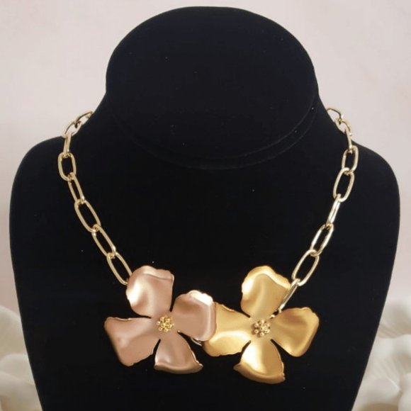Beautiful Copper Toned Flower Necklace - Picture 1 of 3